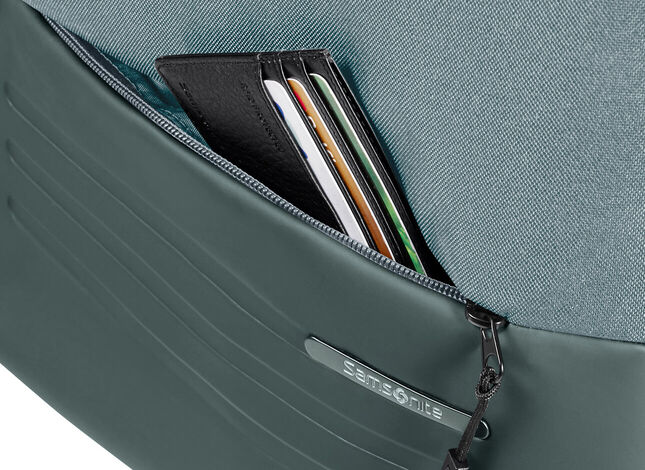 Poche frontale ouverte du sac Stackd Biz avec des petits objets rang&eacute;s &agrave; l&rsquo;int&eacute;rieur
