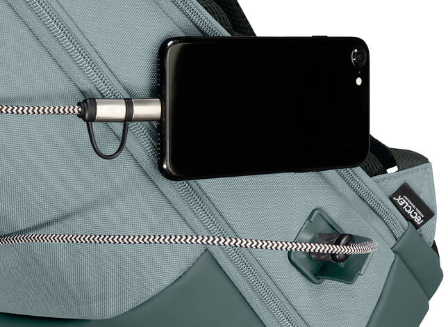 T&eacute;l&eacute;phone raccord&eacute; au port USB ext&eacute;rieur d&rsquo;un sac Samsonite Stackd Biz