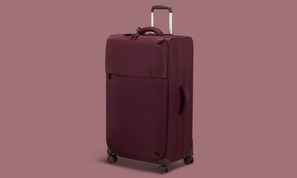 Valise Lipault Plume 79 cm Bordeaux vue de trois quarts, poche frontale et doubles roues