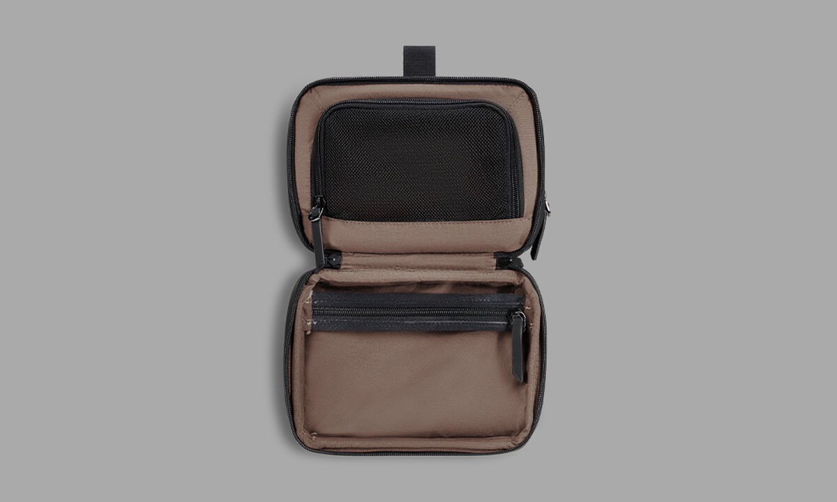 Deux compartiments ouverts de la trousse de toilette Lipault Lost in Berlin Split