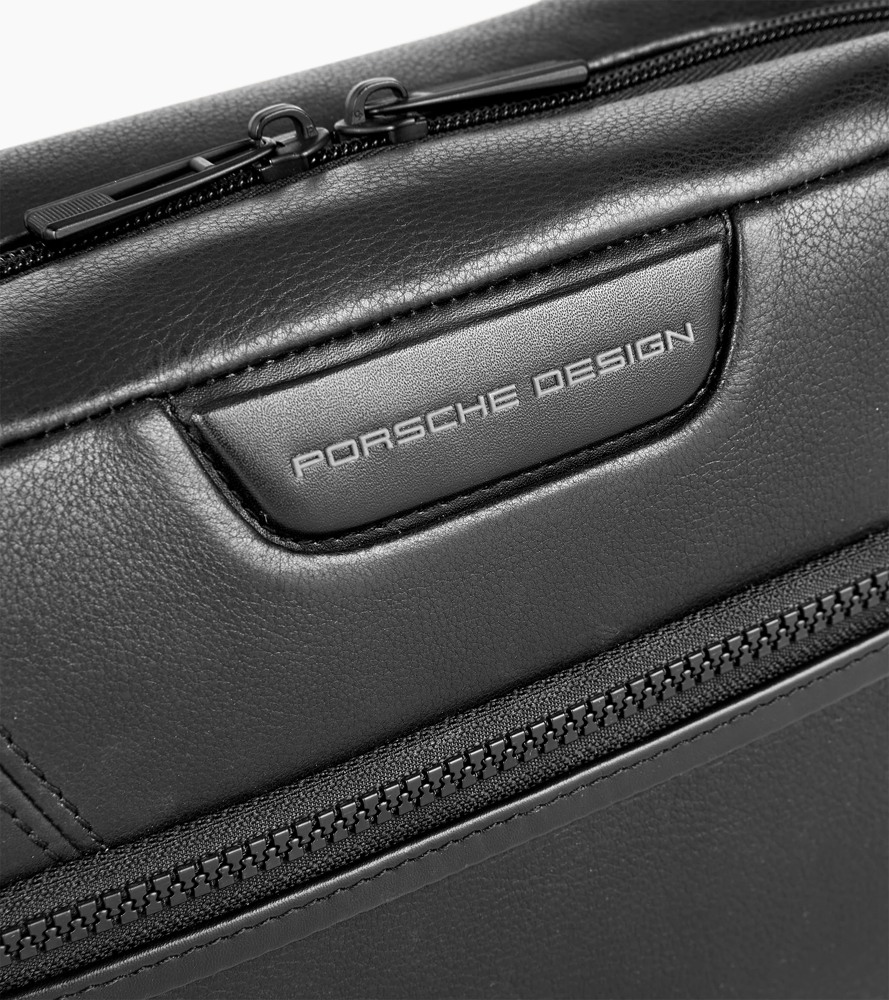 Détail du cuir grainé et des fermetures de la trousse Porsche Design Roadster Leather Evo