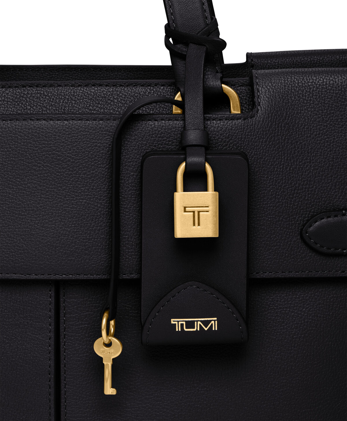 D&eacute;tail du cuir et du verrou en T du cabas TUMI Agent Medium