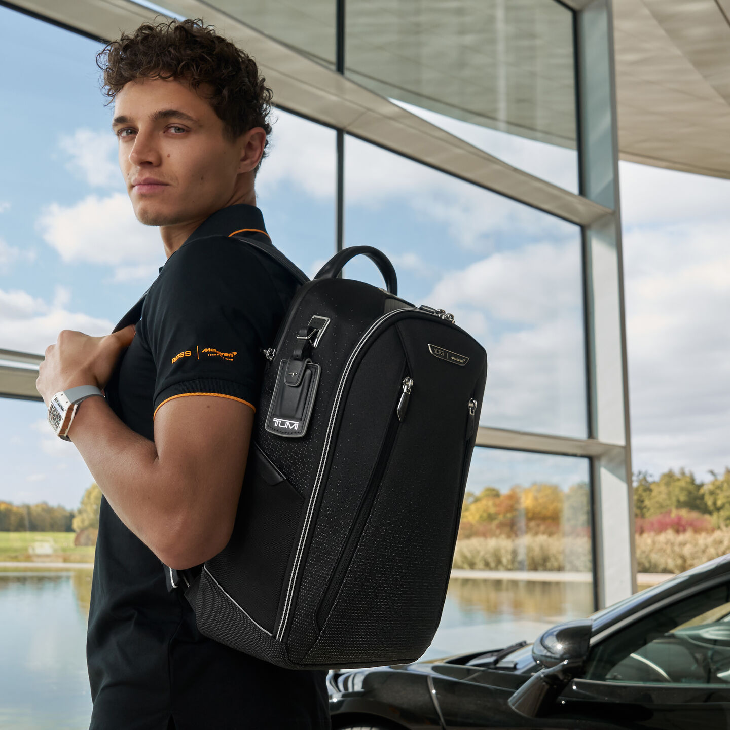Sac à dos TUMI McLaren porté à l’épaule