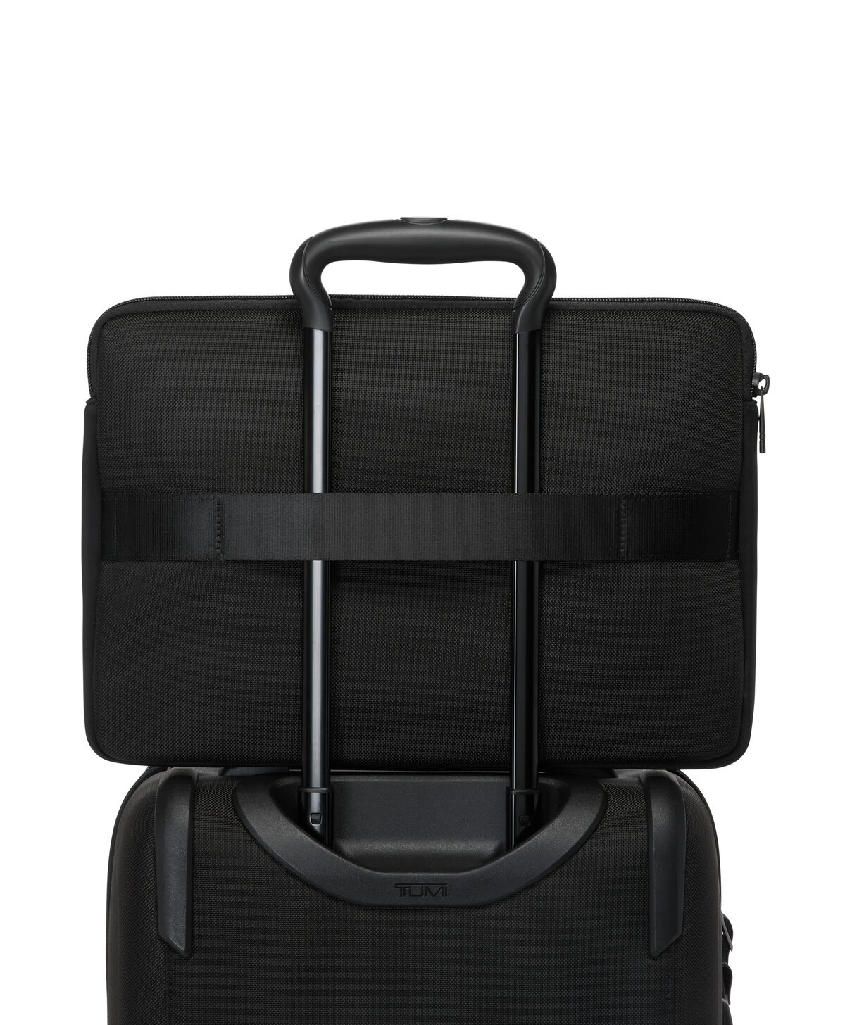 Housse ordinateur TUMI Alpha fixée sur une poignée de valise