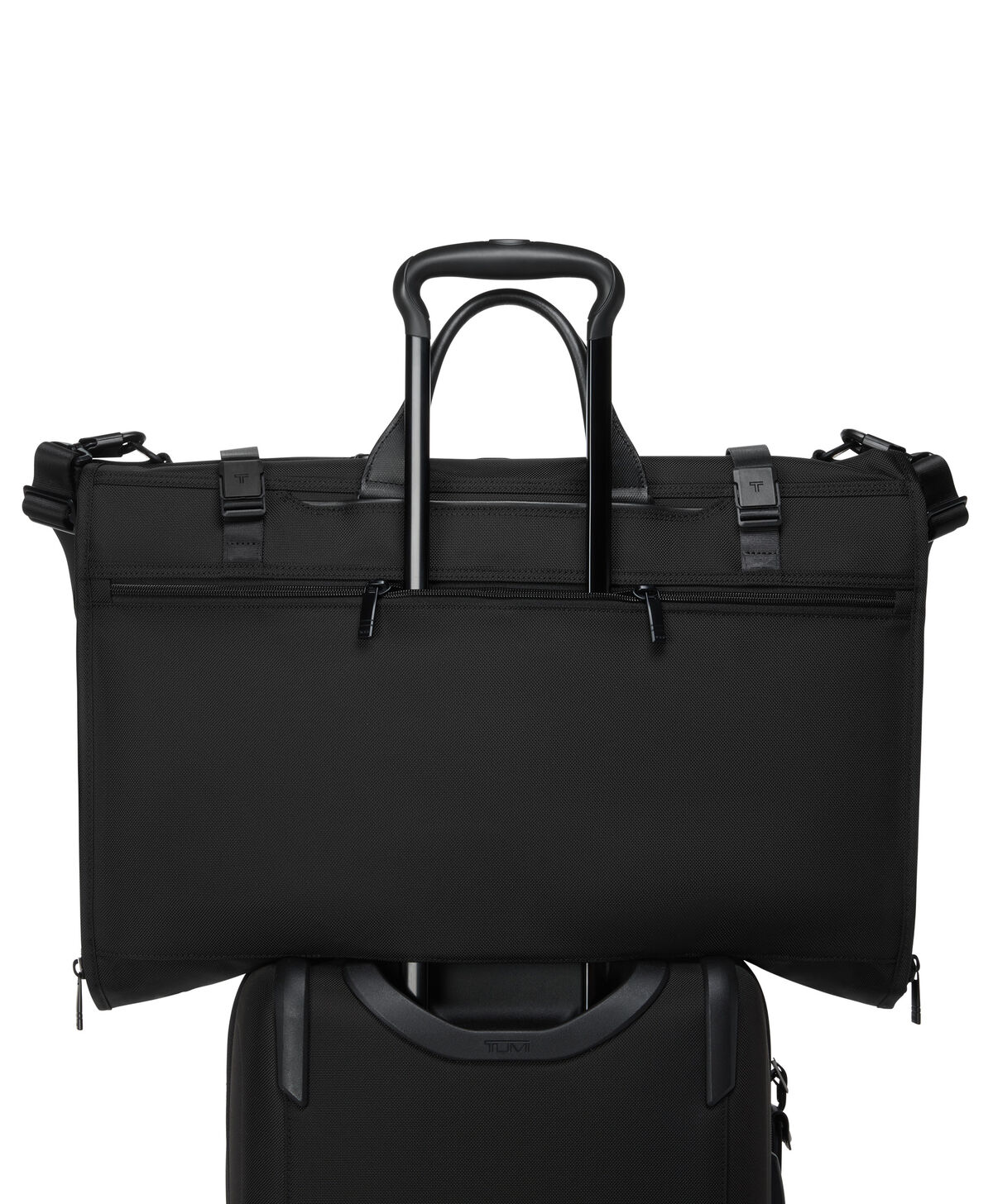 Housse TUMI Alpha pliable installée sur une valise grâce à la sangle Add-a-Bag