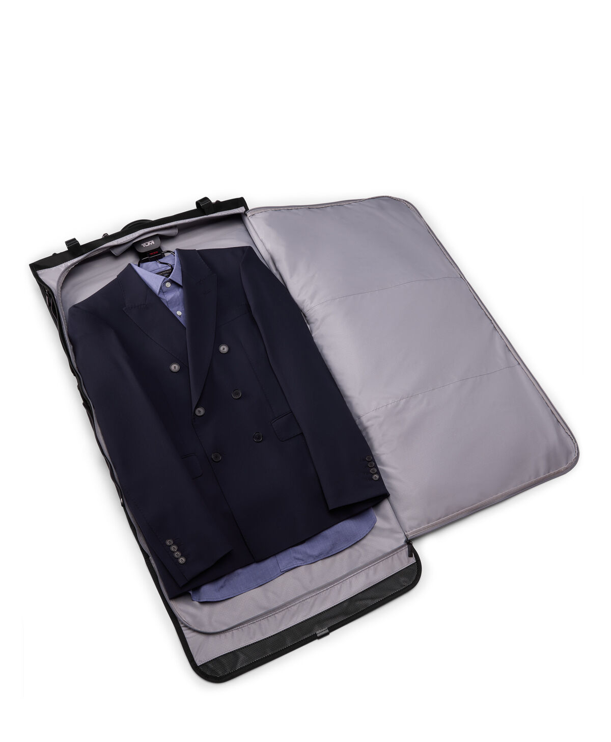 Housse TUMI Alpha pliable ouverte avec une tenue en illustration
