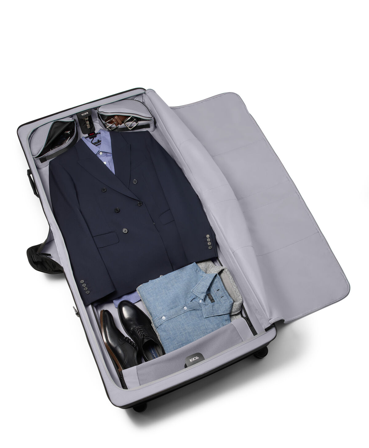 Porte-vêtements TUMI Alpha de soute avec tenues et chaussures en illustration