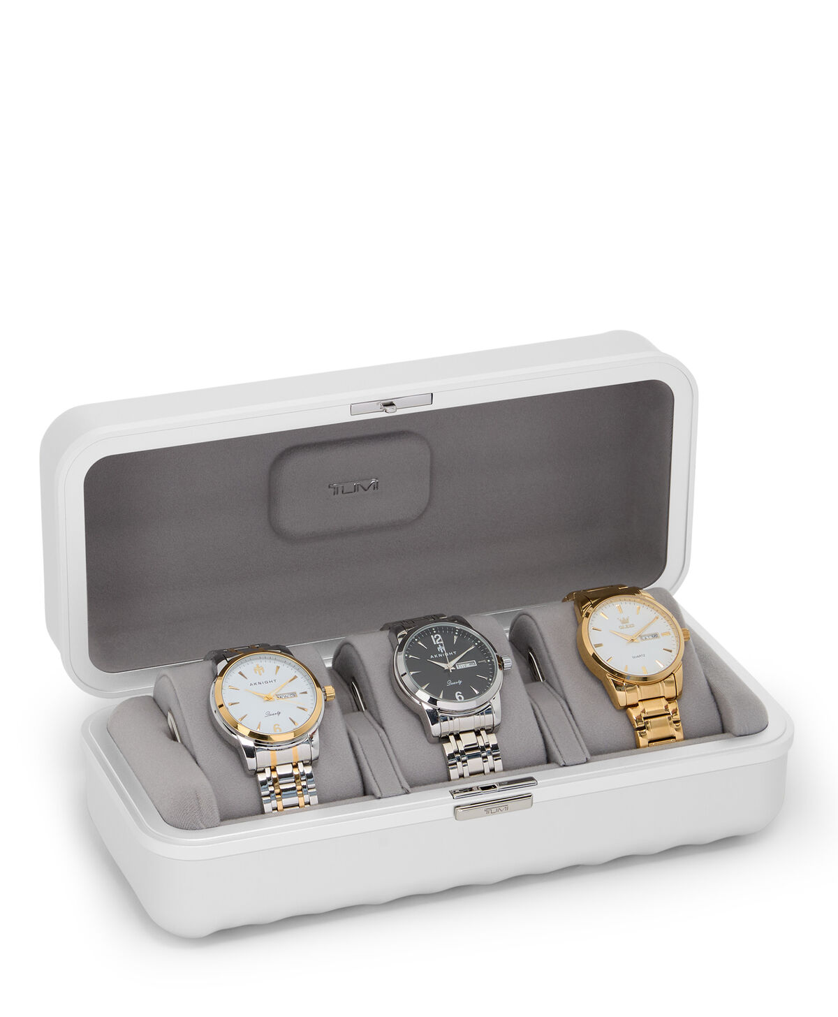 Boîte TUMI 19 Degree Aluminium ouverte présentant ses trois emplacements pour montres