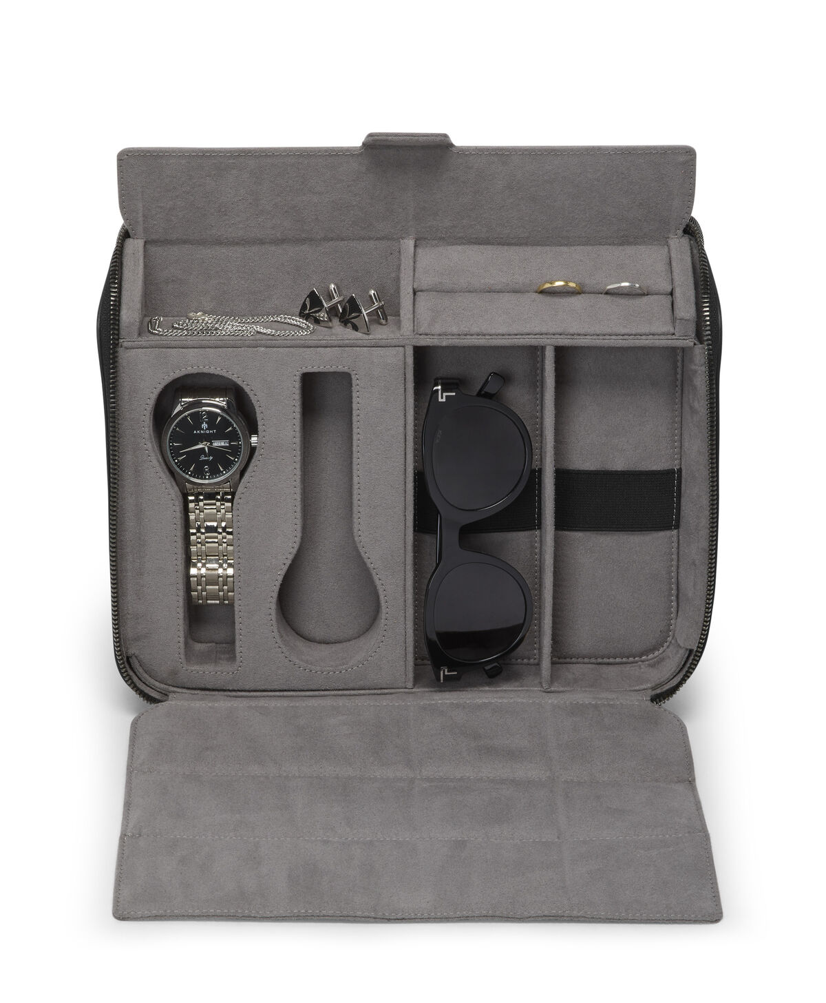 Trousse TUMI en cuir embossé ouverte avec montres et bijoux en illustration