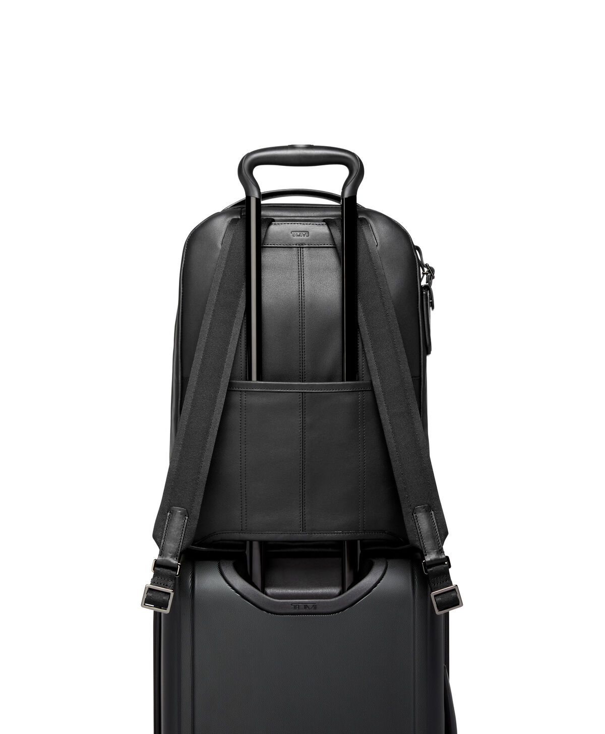 Sac à dos TUMI Bradner placé sur une valise grâce au passant Add-a-Bag