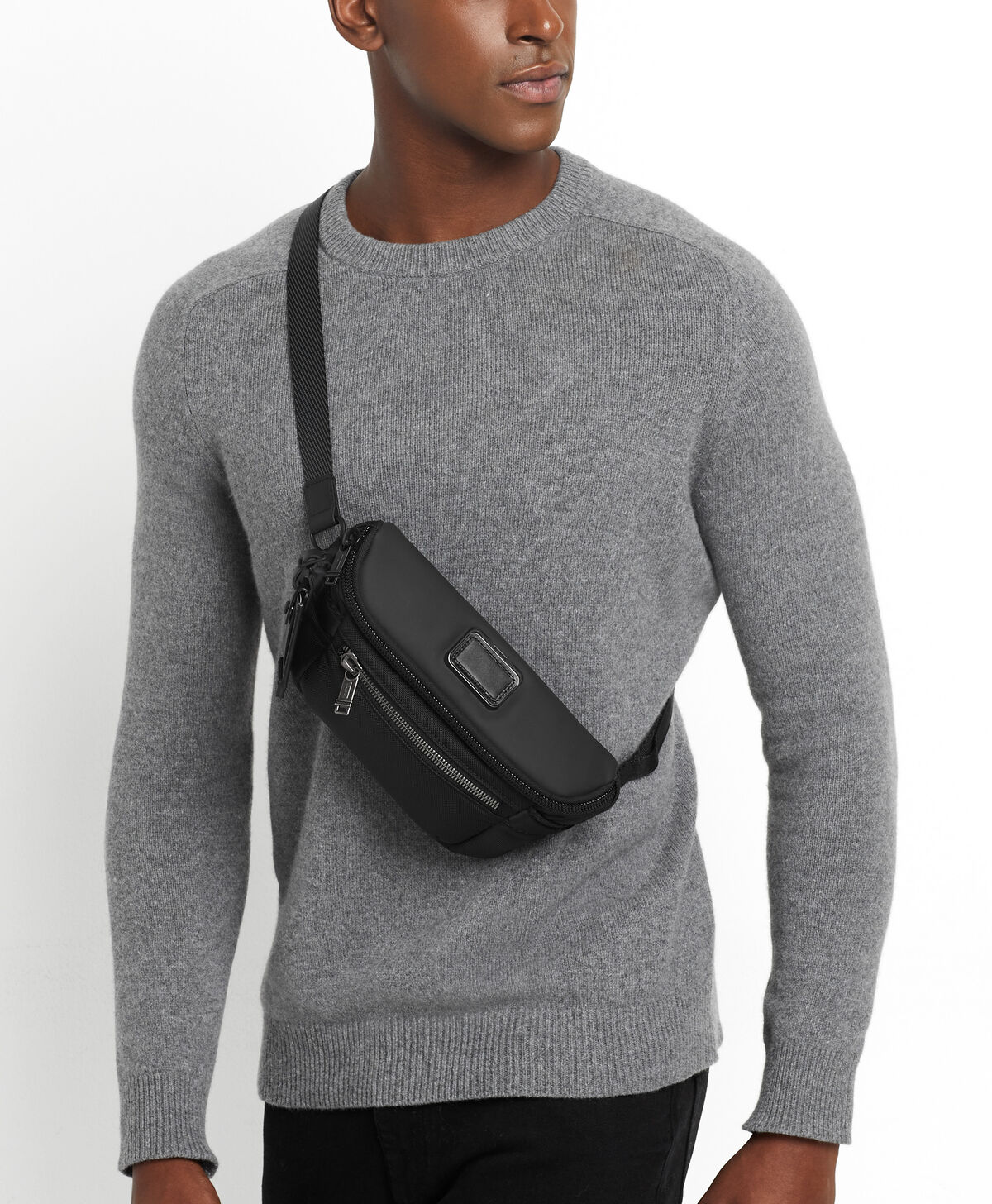 Sac ceinture TUMI Classified en nylon porté en travers du buste
