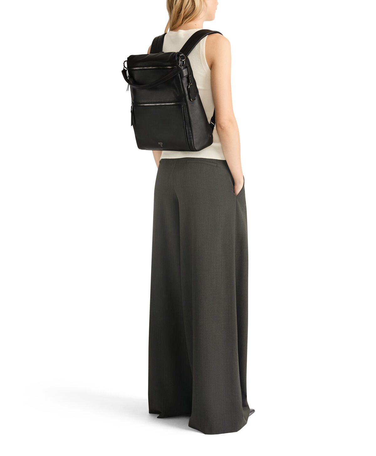 Sac TUMI Voyageur Limerick en cuir port&eacute; sur le dos