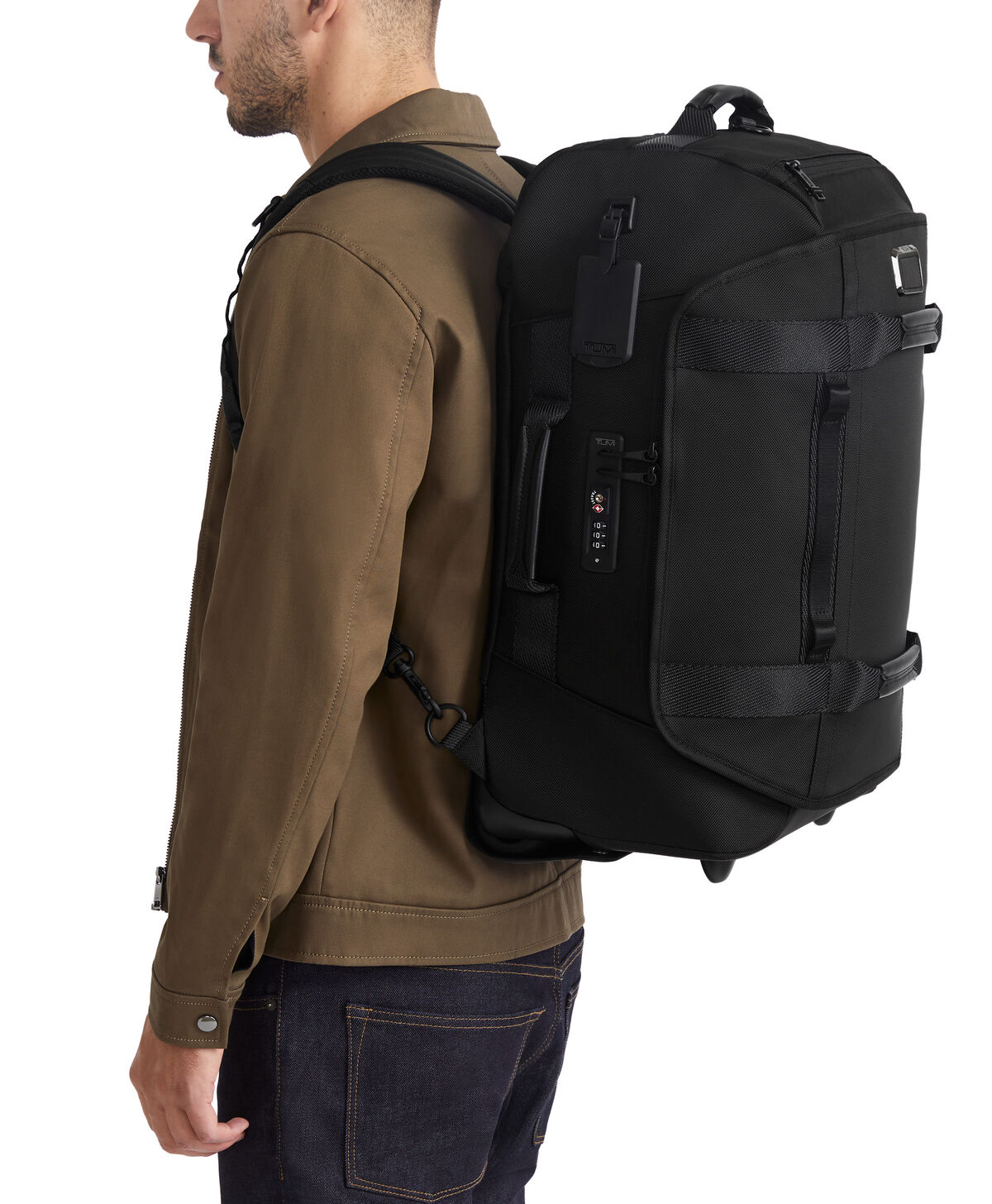 Sac à dos convertible TUMI Alpha Bravo noir porté sur les épaules