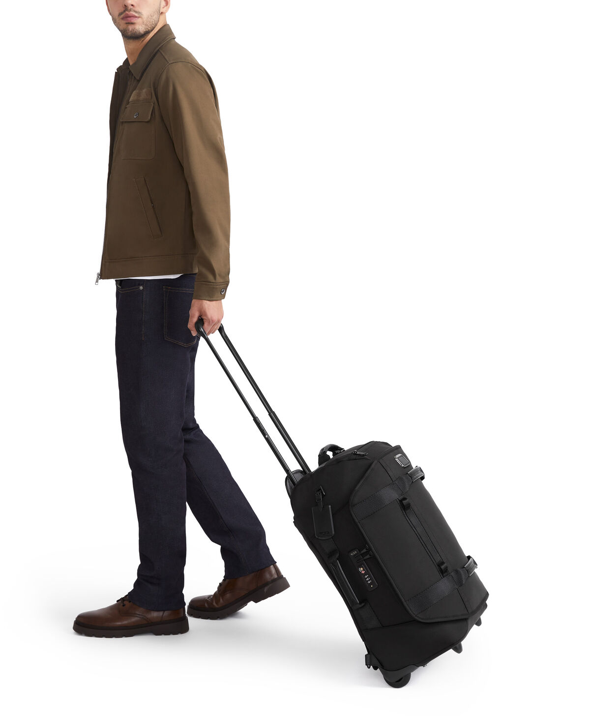 TUMI Alpha Bravo noir tiré sur ses deux roues pendant un déplacement