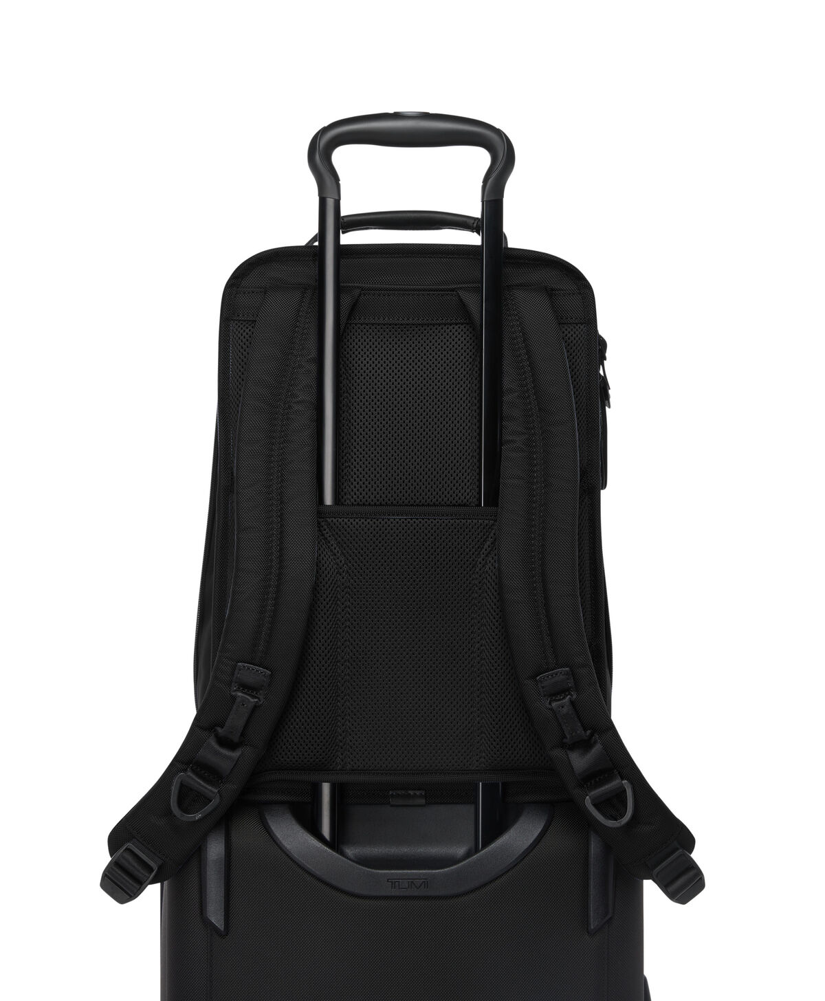 TUMI Alpha Medium noir plac&eacute; sur une valise avec son passant arri&egrave;re