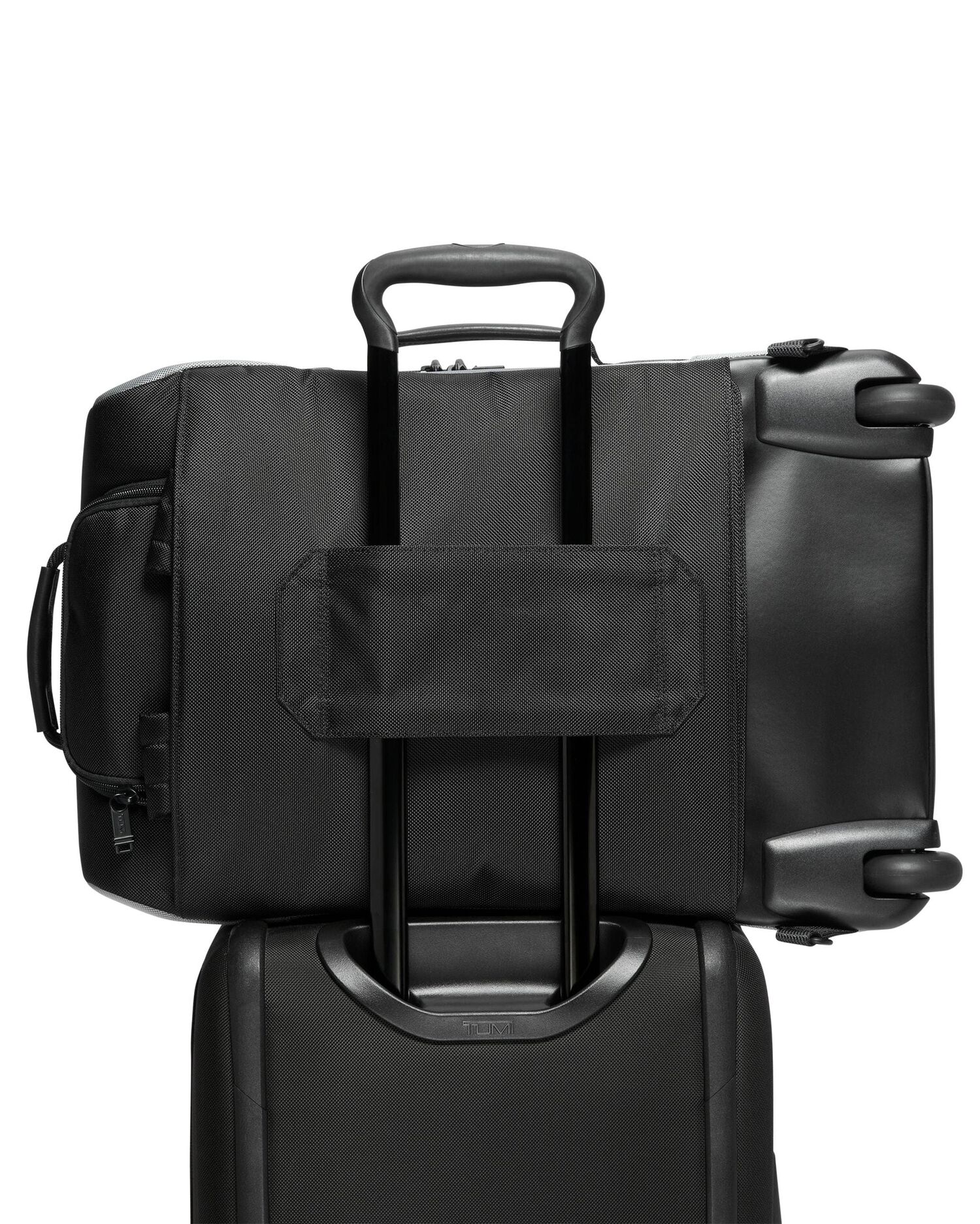Grand sac TUMI Alpha Bravo repli&eacute; et plac&eacute; sur une valise