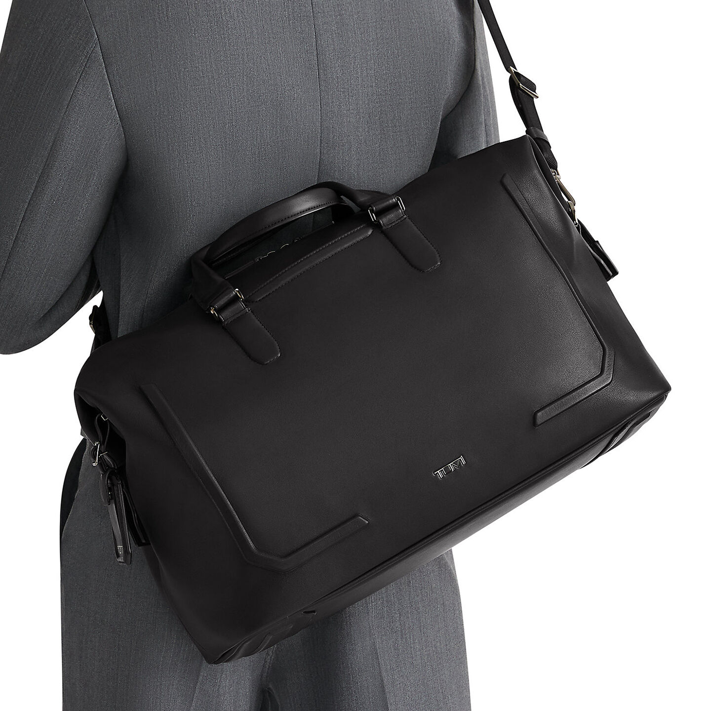 Sac de voyage TUMI Harrison Nelson en cuir port&eacute; &agrave; l&rsquo;&eacute;paule