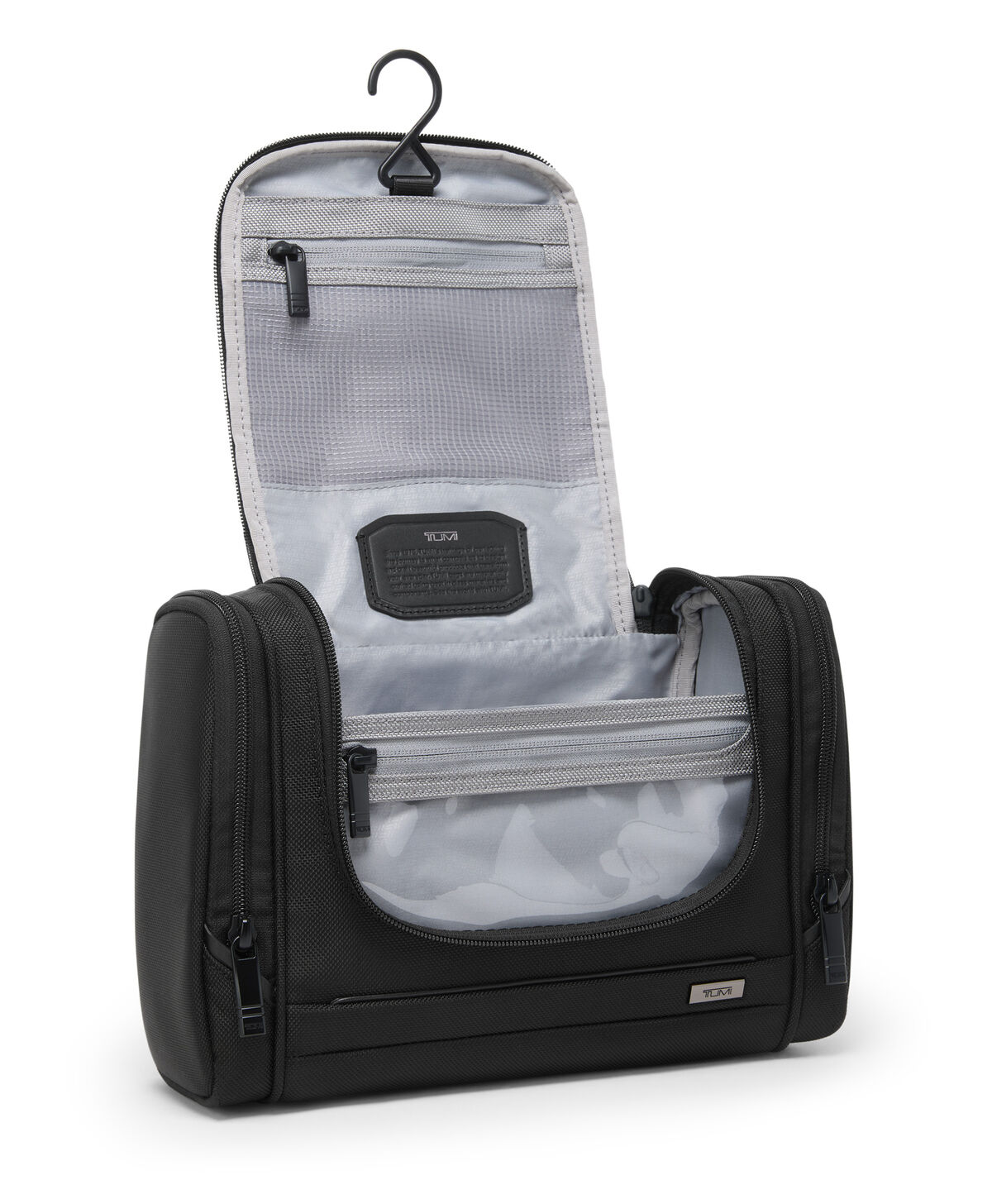 Trousse de toilette TUMI Alpha ouverte avec crochet de suspension