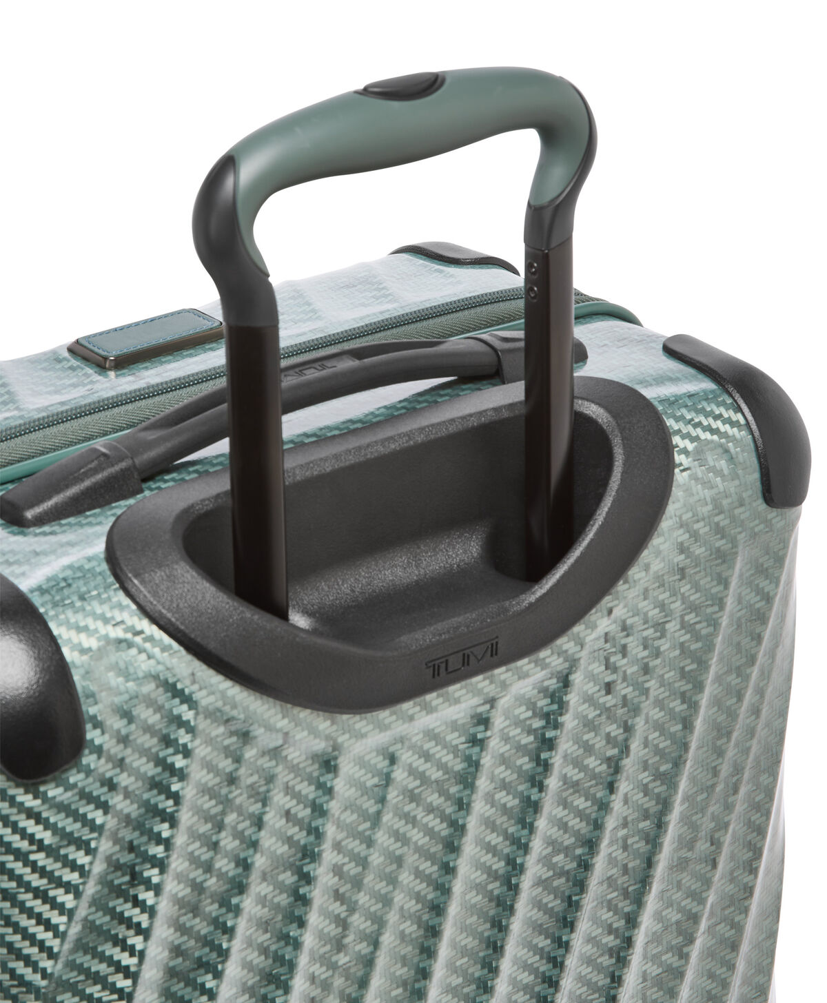 Détail de la coque Tegris et de la poignée de la valise TUMI 19 Degree Lite