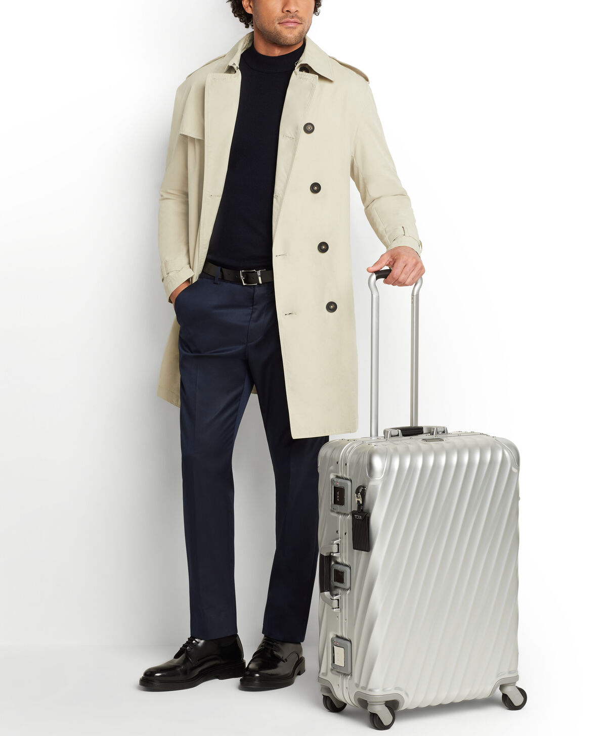 Voyageur avec une valise soute TUMI 19 Degree Aluminium